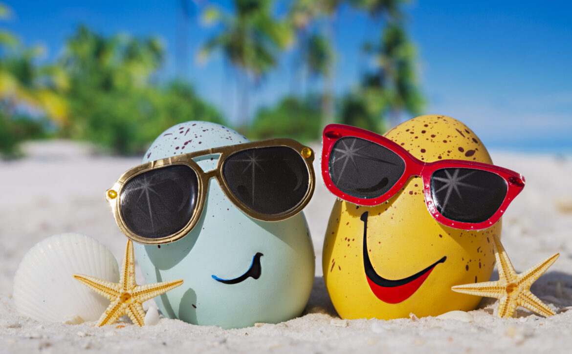 Happy,Easter,Eggs,With,Sunglasses,On,Ocean,Beach